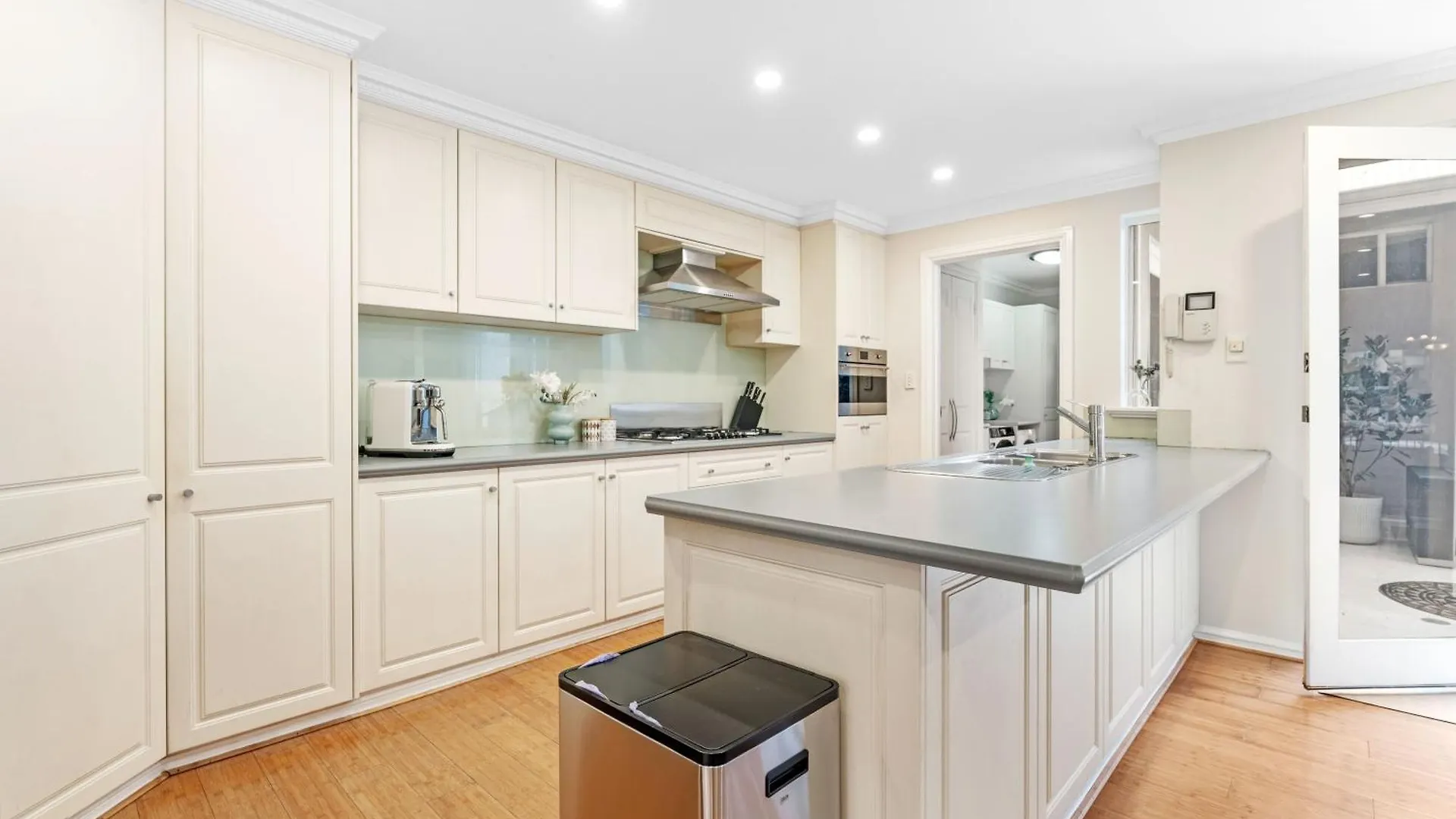 펜션 East Perth Luxury Waterfront Retreat 빌라
