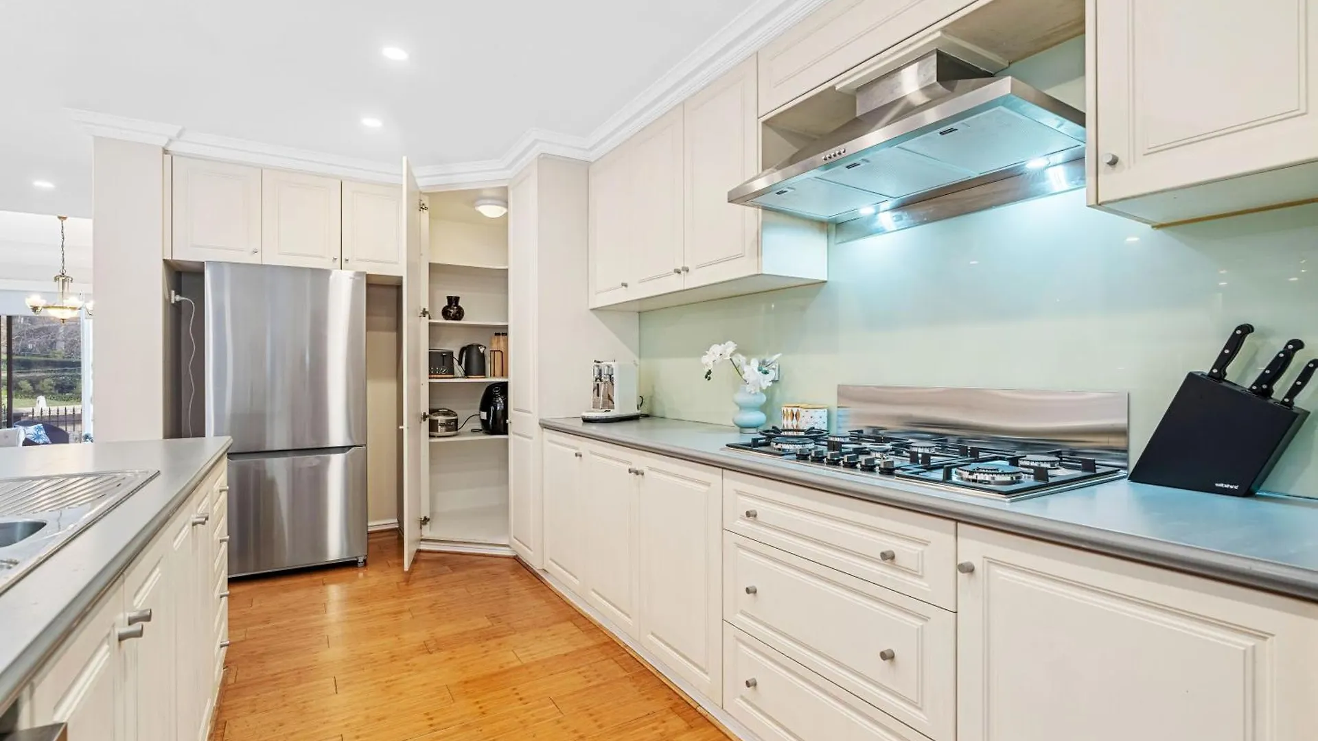 펜션 East Perth Luxury Waterfront Retreat 빌라